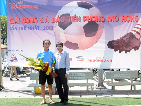 Tặng hoa và quà cho tổ trọng tài
