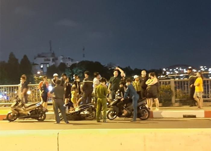 Sau khi cãi nhau với người yêu, nam thanh niên nhảy sông, bơi về nhà ngủ khiến lực lượng cứu nạn, cứu hộ vất vả suốt đêm lặn tìm.