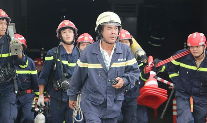 Trung tá Đào Quốc Trung (giữa) và đồng đội.