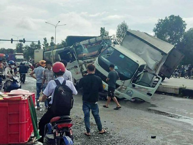 Vụ tai nạn khiến nhiều xe hư hỏng. Ảnh: BT