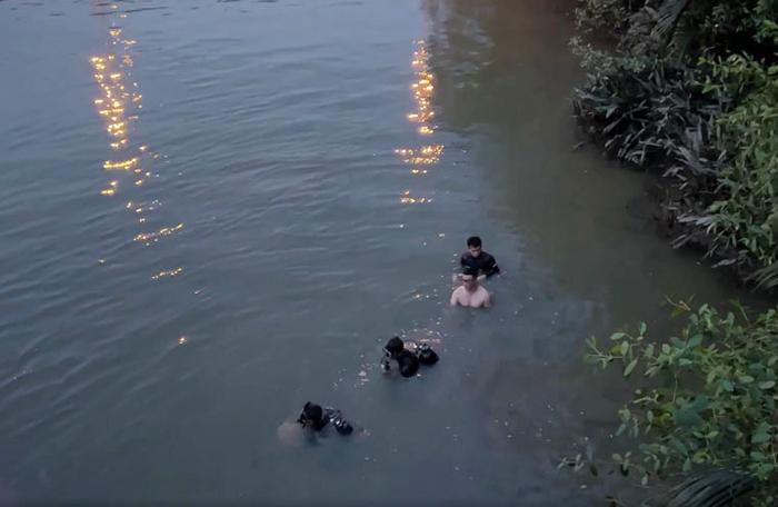 Lực lượng cứu nạn, cứu hộ tổ chức tìm kiếm bé gái 2 tuổi ở cầu Ông Cày.