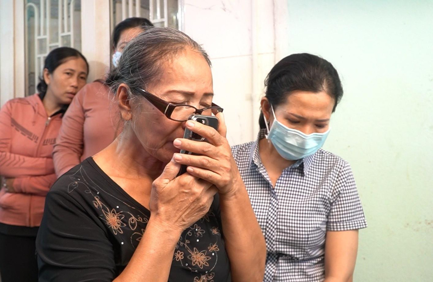 Người mẹ xúc động khi thấy trái tim con trai đã đập trong lồng ngực người bệnh. Người mẹ xúc động khi thấy trái tim con trai đã đập trong lồng ngực người bệnh.