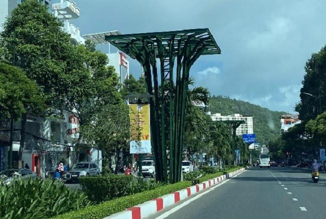 Các trụ tháp hoa được dựng lên từ tháng 5, bị người dân đánh giá là phá vỡ cảnh quan. Ảnh: Quang Hưng