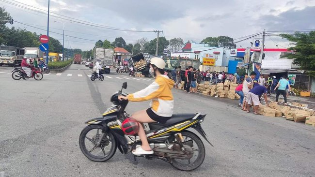 Người dân thu gom hàng hóa giúp chủ hàng. Ảnh: BT