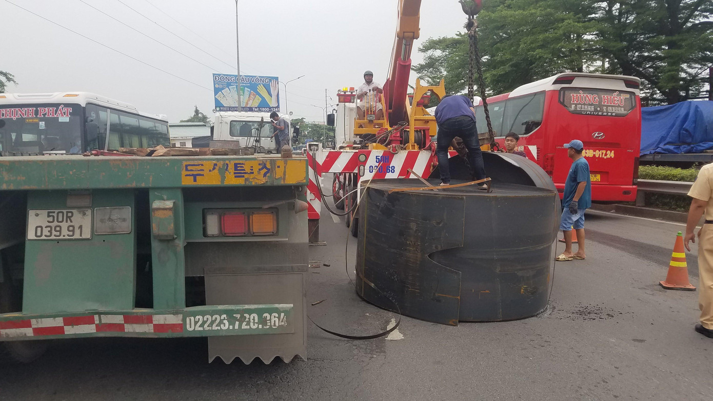 Hai cuộn sắt nặng hàng chục tấn rơi xuống quốc lộ 1. Ảnh: MK Hai cuộn sắt nặng hàng chục tấn rơi xuống quốc lộ 1. Ảnh: MK
