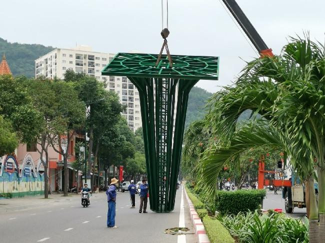 Công nhân tiến hành tháo dỡ các trụ thép tháp hoa trên đường Lê Hồng Phong, TP Vũng Tàu. Ảnh: V.T