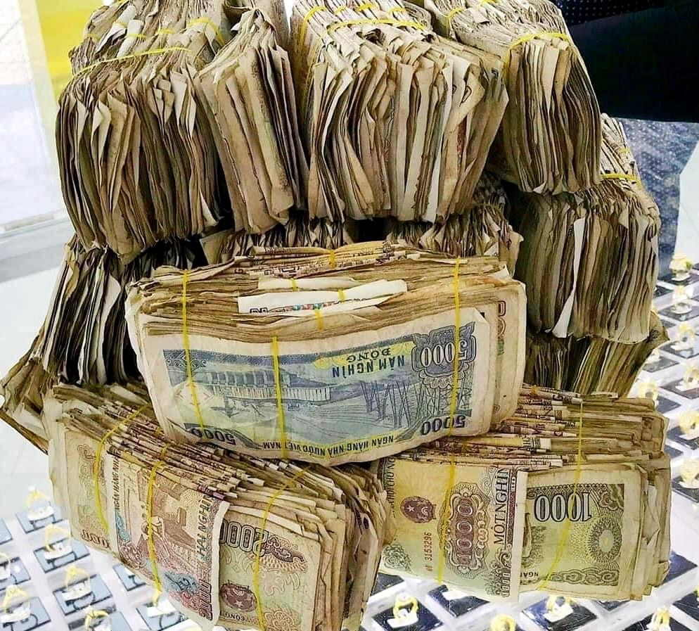 Tổng số tiền Nhi và em trai để dành được gần 28 triệu đồng, nặng gần 7kg. (Ảnh: Nhân vật cung cấp).