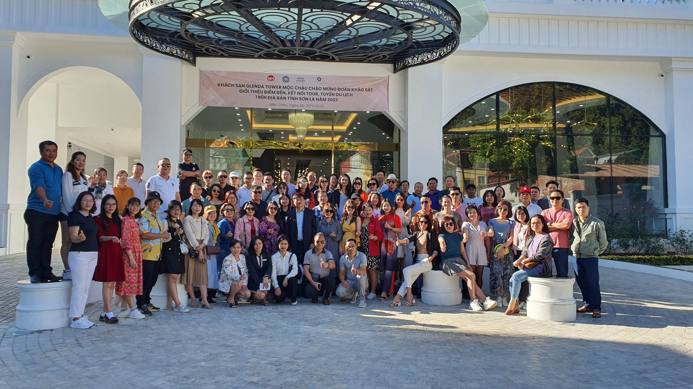 Đoàn khảo sát chụp lưu niệm tại Glenda Tower Mộc Châu 4 sao