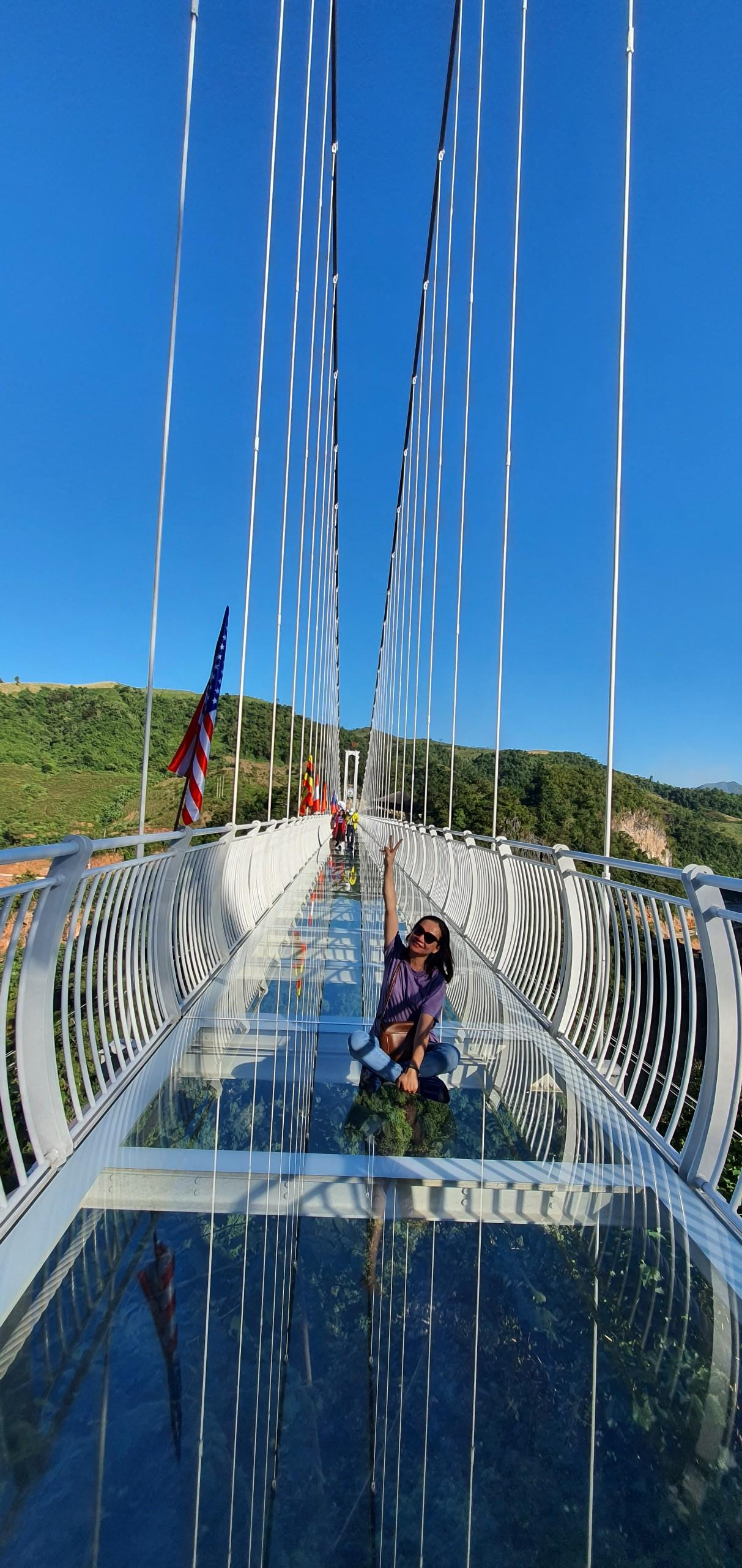 Cầu kính Bạch Long (tại huyện Mộc Châu) được Tổ chức Kỷ lục thế giới Guinness công nhận đường đi vách núi dài nhất thế giới.