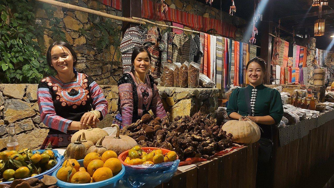 Chợ Đêm Mộc Châu bày bán nhiều sản phẩm đa dạng
