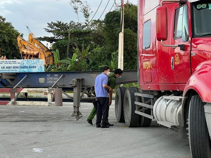 Nạn nhân tông vào hông của xe đầu kéo.