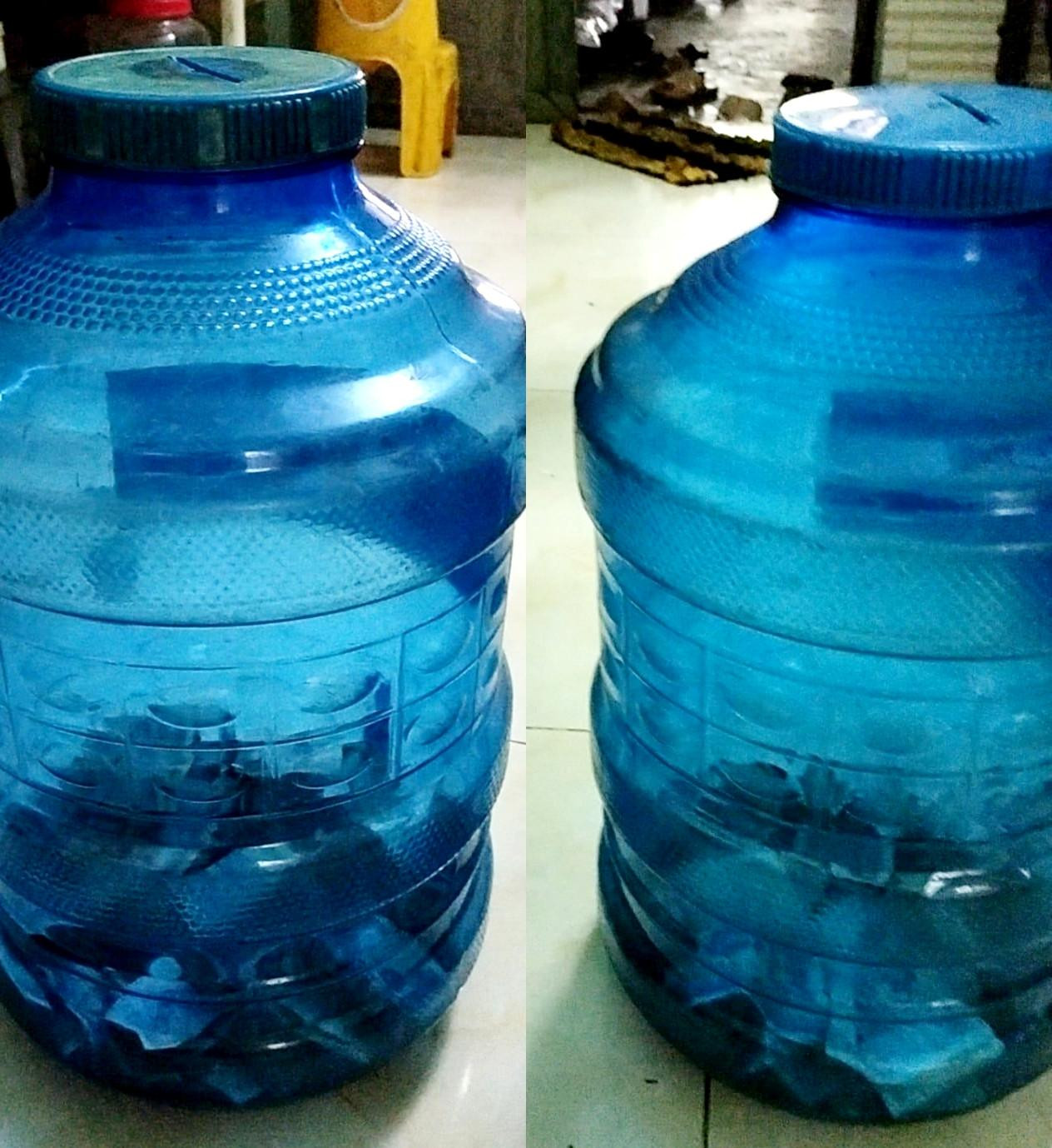 Sau khi mua vàng tặng bố, Nhi và Duy tiếp tục bỏ tiền lẻ vào hai thùng nước mà trước đó hai em đã để dành với ý định mua laptop cho Nhi. (Ảnh: Nhân vật cung cấp).