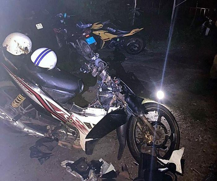 Xe máy của nạn nhân hư hỏng sau khi tông trúng bò thả rông. Ảnh PĐ.