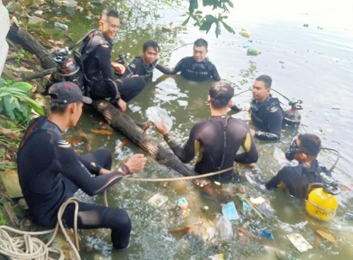 Lặn tìm hai người nghi nhảy ao tự tử ở xã Bình Hưng, huyện Bình Chánh.