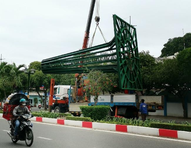 Các trụ tháp hoa được chuyển tới nơi phù hợp hơn. Ảnh: V.T