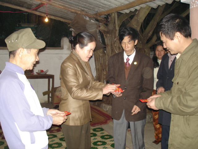 Mọi người đều được người nhà đền phát lộc đầu năm