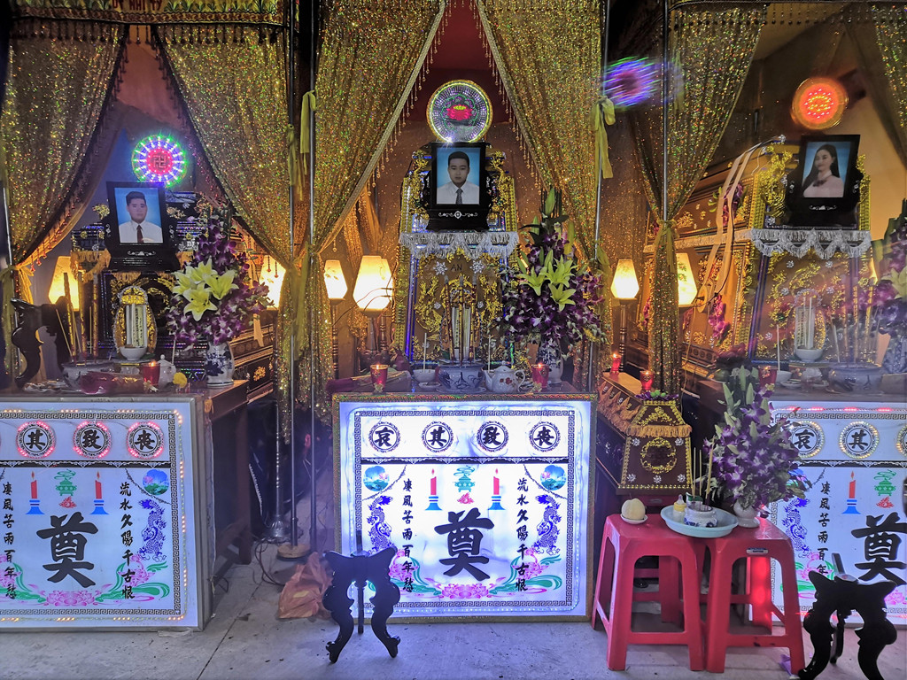 Đau xót 4 cỗ áo quan ở đám tang nạn nhân vụ chìm Mercedes ảnh 1