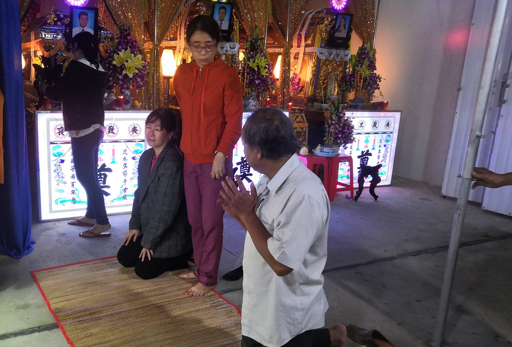 Đau xót 4 cỗ áo quan ở đám tang nạn nhân vụ chìm Mercedes ảnh 2