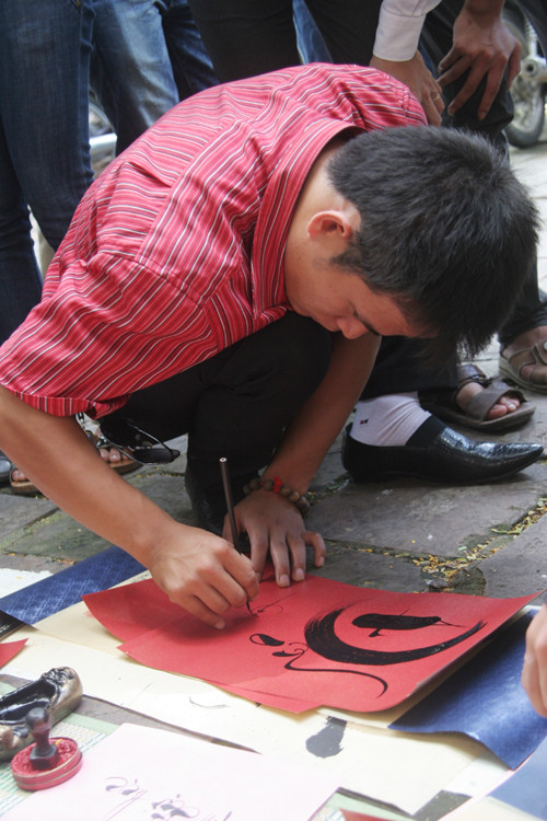 "Thầy đồ" được dịp mỏi tay luyện những con chữ liên quan tới khoa cử, đỗ đạt.