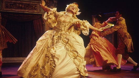 Madonna là cái tên đầu tiên ghi danh mình vào bảng danh sách thảm họa tại MTV VMAs. Madonna là cái tên đầu tiên ghi danh mình vào bảng danh sách thảm họa tại MTV VMAs