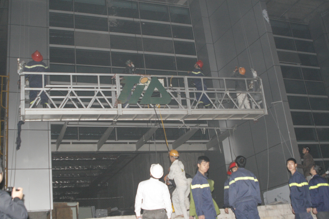 Cứu hộ bằng thang lắp kính. Ảnh: Minh Đức