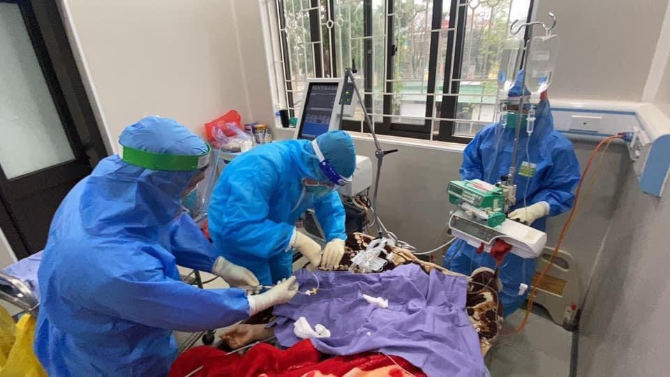 Điều trị cho bệnh nhân mắc COVID-19 tại Bệnh viện Đa khoa tỉnh Hòa Bình: Ảnh: BS Hoàng Công Tình