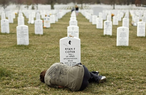 Một năm sau cái chết của anh trai, Lesleigh Coyer, 26 tuổi vẫn còn bị suy sụp. Người anh của Lesleigh, Ryan, đã qua đời năm 2012 khi dùng thuốc trợ tim để trị các di chứng sau cuộc chiến tranh ở Afghanistan mà anh từng tham gia. Với Lesleigh, người anh trai cũng chính là người bạn thân nhất với chị. “Anh ấy là một người anh tuyệt vời, và tôi tự hào được làm em gái của anh”, Lesleigh chia sẻ