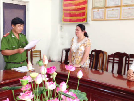 Bà Lan và ông Hậu nghe tống đạt quyết định khởi tố. Bà Lan và ông Hậu nghe tống đạt quyết định khởi tố