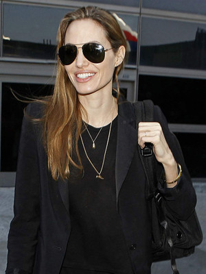 Jolie và chiếc nhẫn gây hiểu nhầm