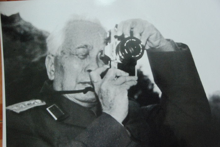 Đại tướng thao tác bằng máy ảnh của Trần Hồng. Ảnh: Trần Hồng