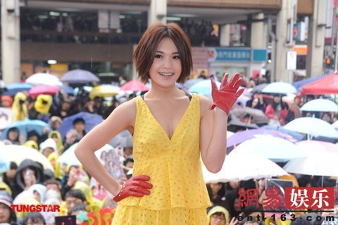 "Giáo chủ khả ái" biến thành công chúa với kiểu tóc dài xoăn nhẹ Và trở nên cá tính với kiểu đầu "sứa" Năng động và trẻ trung khi để tóc ngắn Kiểu đầu xoăn xù đầy quyến rũ và mê hoặc Đẹp dịu dàng với mái tóc suôn dài cổ điển Nhí nhảnh với kiểu tóc tết hai bên Kiểu tóc thẳng làm xoăn ở chân ôm gọn khuôn mặt Phô diễn gương mặt thanh tú với phần mái được cặp gọn Đẹp kiêu sa với kiểu tóc búi đơn giản kết hợp với hoa gài tóc bản to Và "mặn mà" hơn với kiểu tóc búi mái lệch