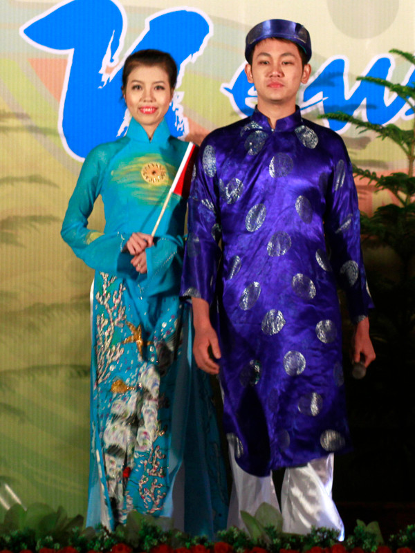 Khép lại màn trình diễn thời trang là Việt Nam với hình ảnh quen thuộc là áo dài 