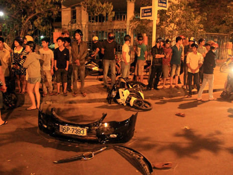 Sau khi tông trực diện vào xe máy, ôtô vỡ lìa phần đầu nhưng tài xế vẫn lái xe bỏ trốn. Ảnh: N.Đông