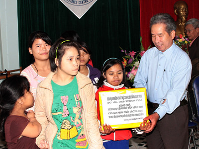Tặng quà Tết cho các nạn nhân da cam	Ảnh: Trần Lê