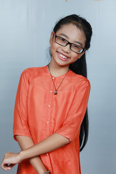 Bé Phương Mỹ Chi đáng yêu ở hậu trường liveshow Quang Lê tối 4/10.