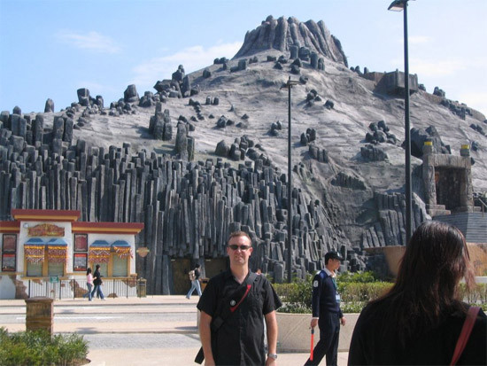 Bên cầu cảng này còn có một ngọn núi lửa nhân tạo cao gần 40m phun lửa hàng đêm.