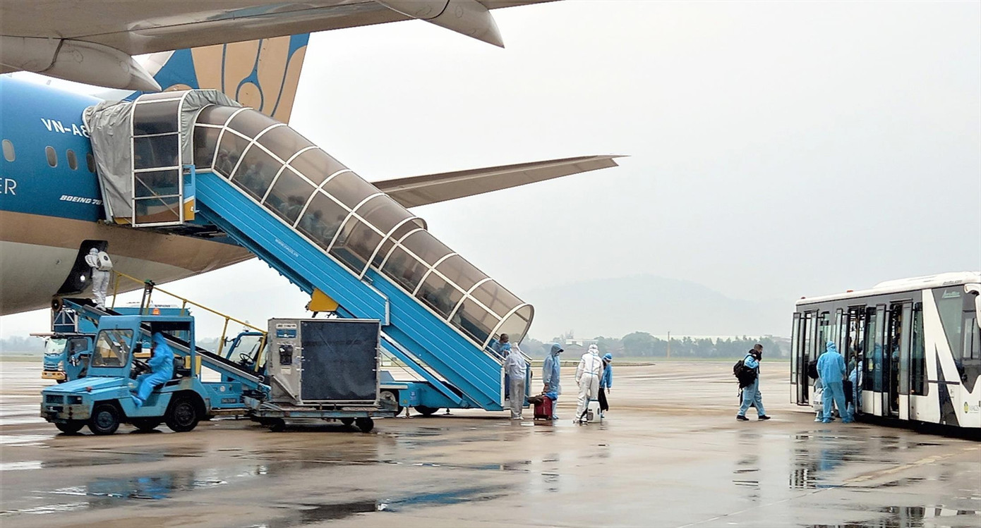 Những hành khách từ Mỹ về Việt Nam trên chuyến bay thường lệ. Ảnh: VNA.