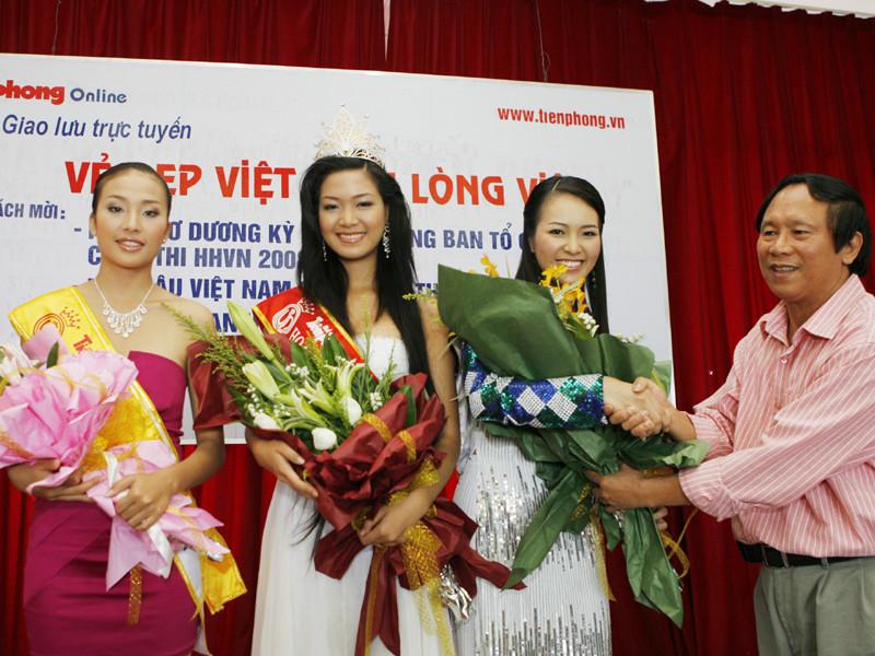 Nhà thơ Dương Kỳ Anh - Trưởng Ban tổ chức cuộc thi HHVN 2008 tặng hoa tân Hoa hậu VN 2008 Trần Thị Thùy Dung, Á hậu 1 Phan Hoàng Minh Thư và Á hậu 2 Nguyễn Thụy Vân tại buổi giao lưu trực tuyến. Ảnh : Hồng Vĩnh.