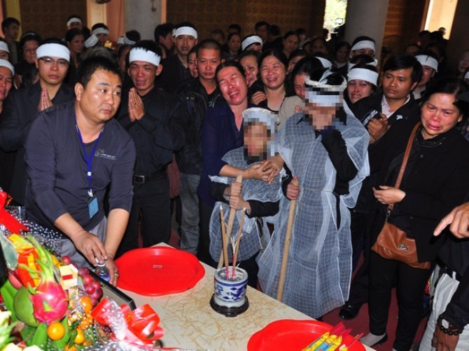 Đúng 14h, gia đình bắt đầu tổ chức tang lễ cho chị Lê Thị Thanh Huyền, nạn nhân bị Giám đốc thẩm mỹ viện Cát Tường thả trôi sông.