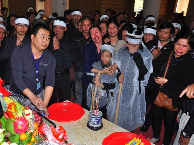 Đúng 14h, gia đình bắt đầu tổ chức tang lễ cho chị Lê Thị Thanh Huyền, nạn nhân bị Giám đốc thẩm mỹ viện Cát Tường thả trôi sông.