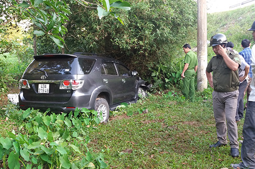 Tài xế không có bằng lái, vượt ba chốt cảnh sát rồi lao xe xuống vực ảnh 1