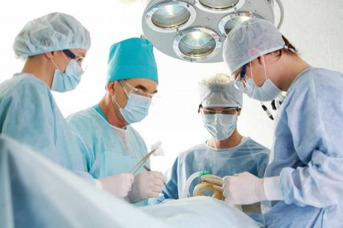 Những phụ nữ có nhiều can thiệp phẫu thuật có thể bị mãn kinh sớm như cắt bỏ buồng trứng, tử cung và lúc này gây giảm nồng độ estrogen và progesterone trong cơ thể. Tuy nhiên nếu cắt bỏ cả hai buồng trứng, mãn kinh ngay là điều không thể tránh khỏi. Ngoài ra có thể là “hậu quả” của phẩu thuật ung thư cổ tử cung hoặc phẩu thuật vùng chậu. 7 yếu tố gây nên mãn kinh sớm ảnh 1