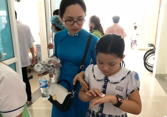 Hàng chục học sinh lớp 3 nhập viện vì uống trà sữa ảnh 1