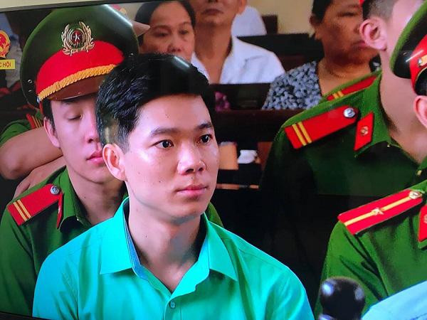 Bác sỹ Hoàng Công Lương và cái cúi đầu trước ngày ra toà ảnh 2