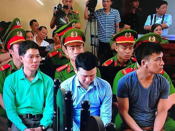 Bác sỹ Hoàng Công Lương và cái cúi đầu trước ngày ra toà ảnh 1