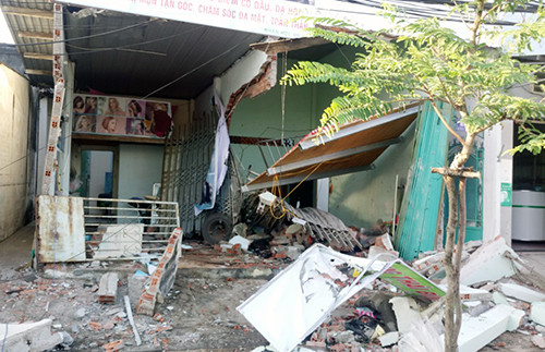 Xe bồn chở xăng tông sập hai căn nhà ở Vũng Tàu ảnh 1