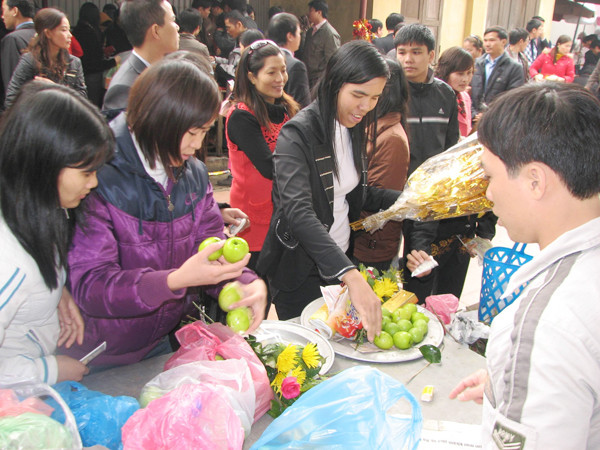 Đi lễ cầu may. Đi lễ cầu may