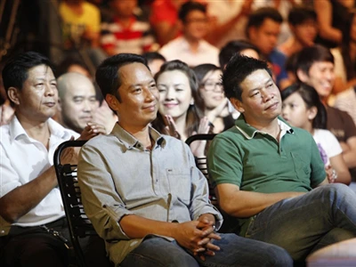 Nhạc sĩ Anh Quân (trái) và nhạc sĩ Võ Thiện Thanh tỏ ra hài lòng với phần trình diễn của Top 6