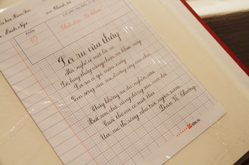 Trong khi đó, những chữ viết tay của các em học sinh nhỏ tuổi hơn đều rất đẹp và nắn nót. Ảnh: Trường Phong