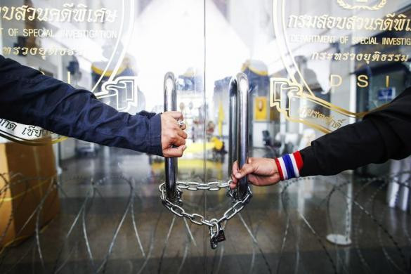 Người biểu tình đứng canh trước cửa Sở Điều tra Đặc biệt ở Bangkok